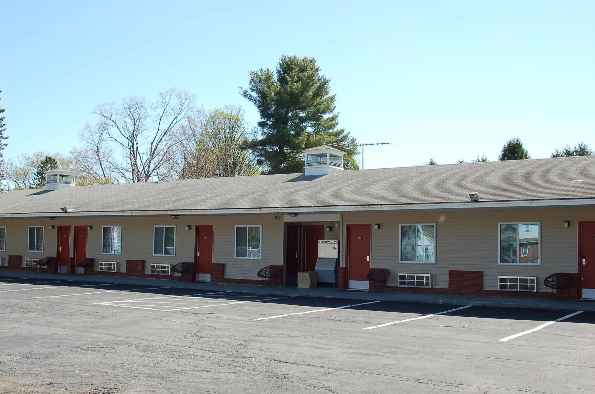Blue Sky Inn Glens Falls-Saratoga-Lake George Exterior foto