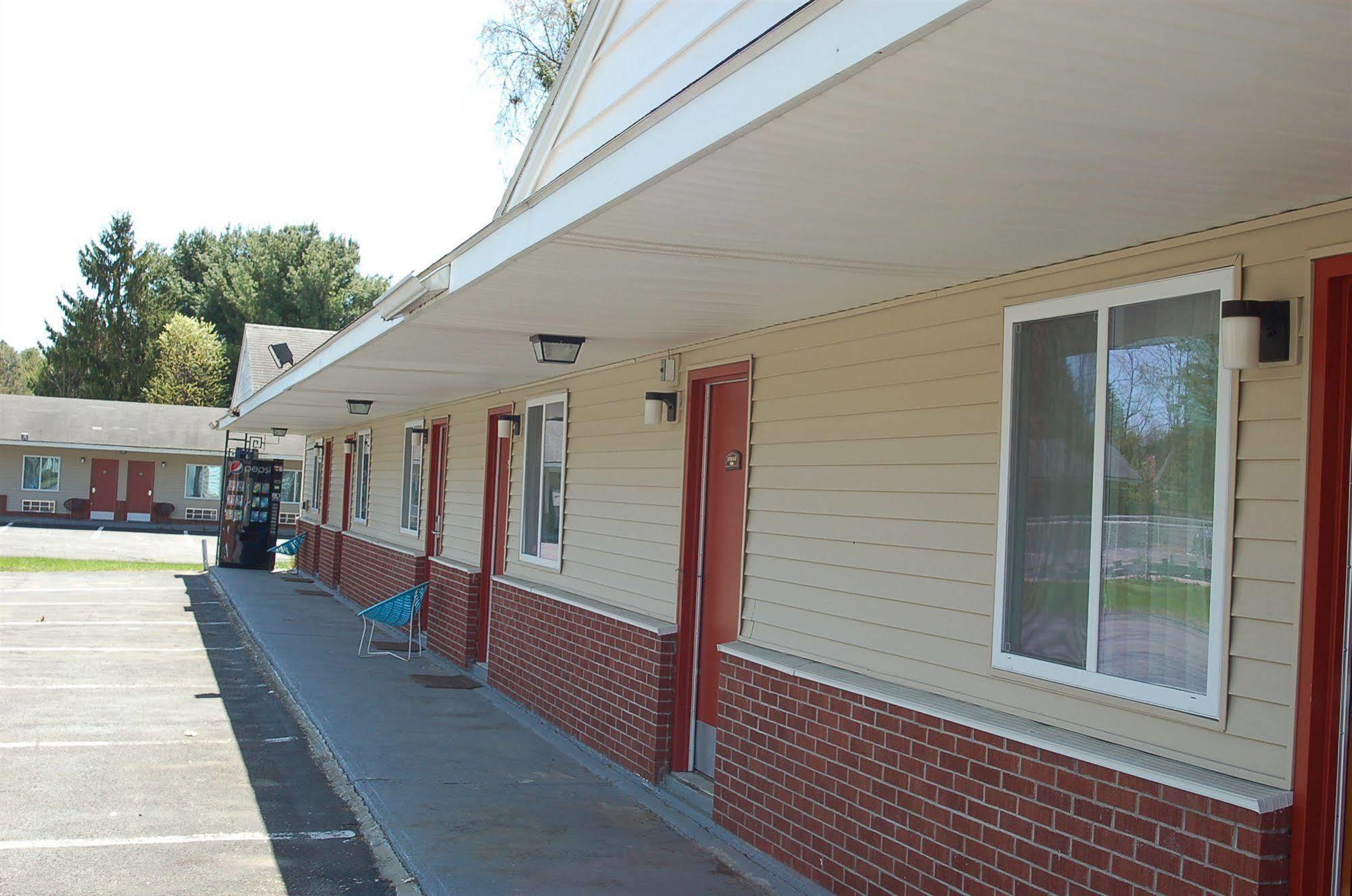Blue Sky Inn Glens Falls-Saratoga-Lake George Exterior foto