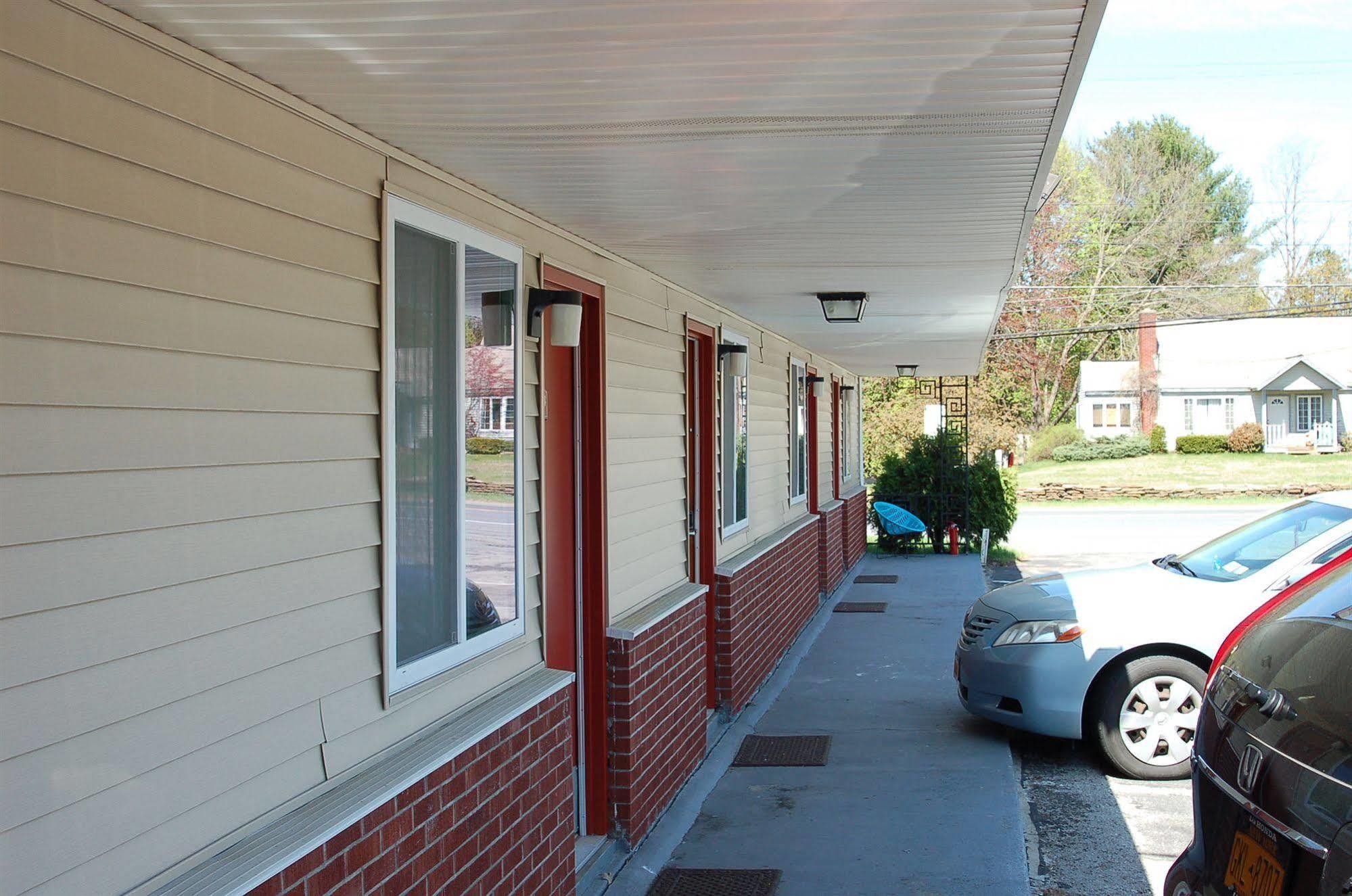 Blue Sky Inn Glens Falls-Saratoga-Lake George Exterior foto