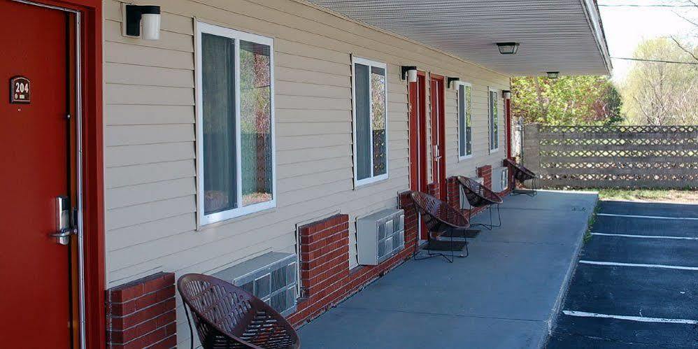 Blue Sky Inn Glens Falls-Saratoga-Lake George Exterior foto