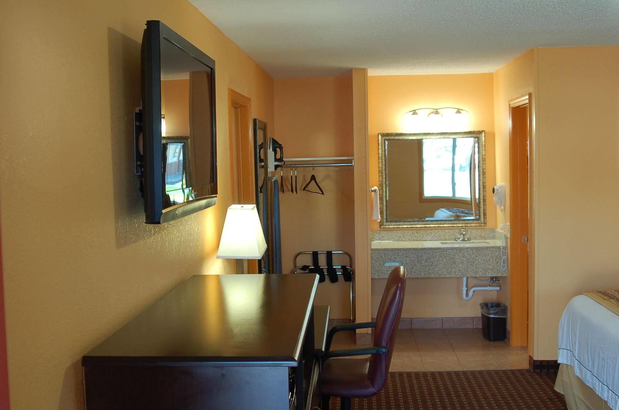 Blue Sky Inn Glens Falls-Saratoga-Lake George Exterior foto